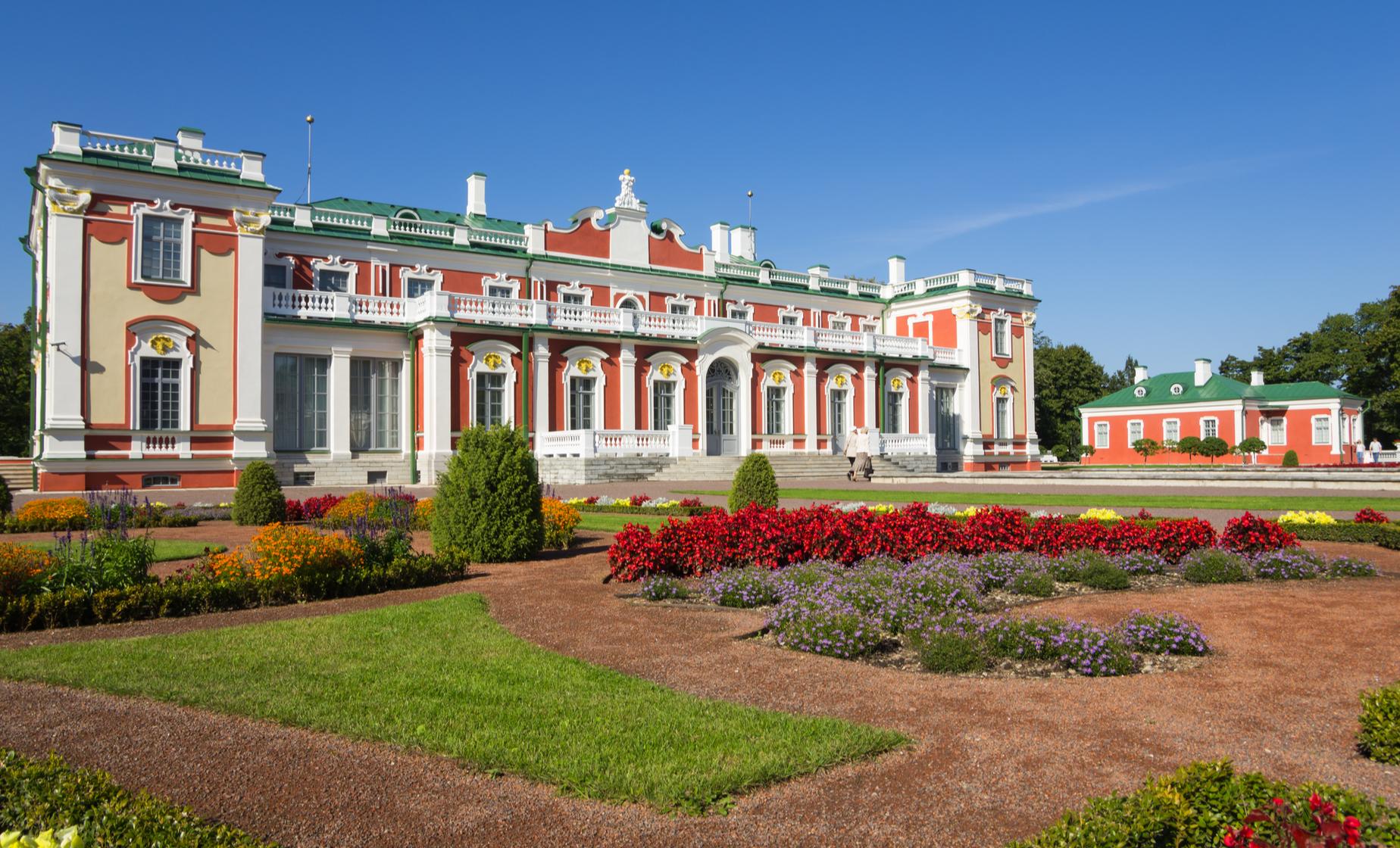 Private Kadriorg Palace and Upper Town Tour in Tallinn (National Library, Toompea Castle)