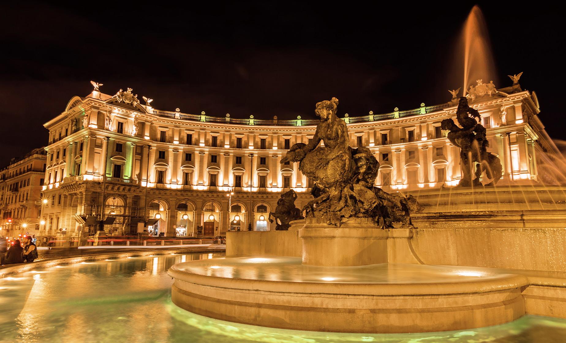 Piazza Navona and Colosseum by Night Walking Tour in Rome