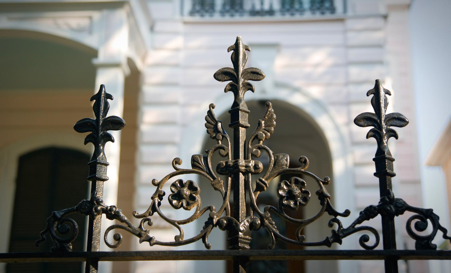 Garden District and Lafayette Cemetery Walking Tour in New Orleans (Benjamin Button)