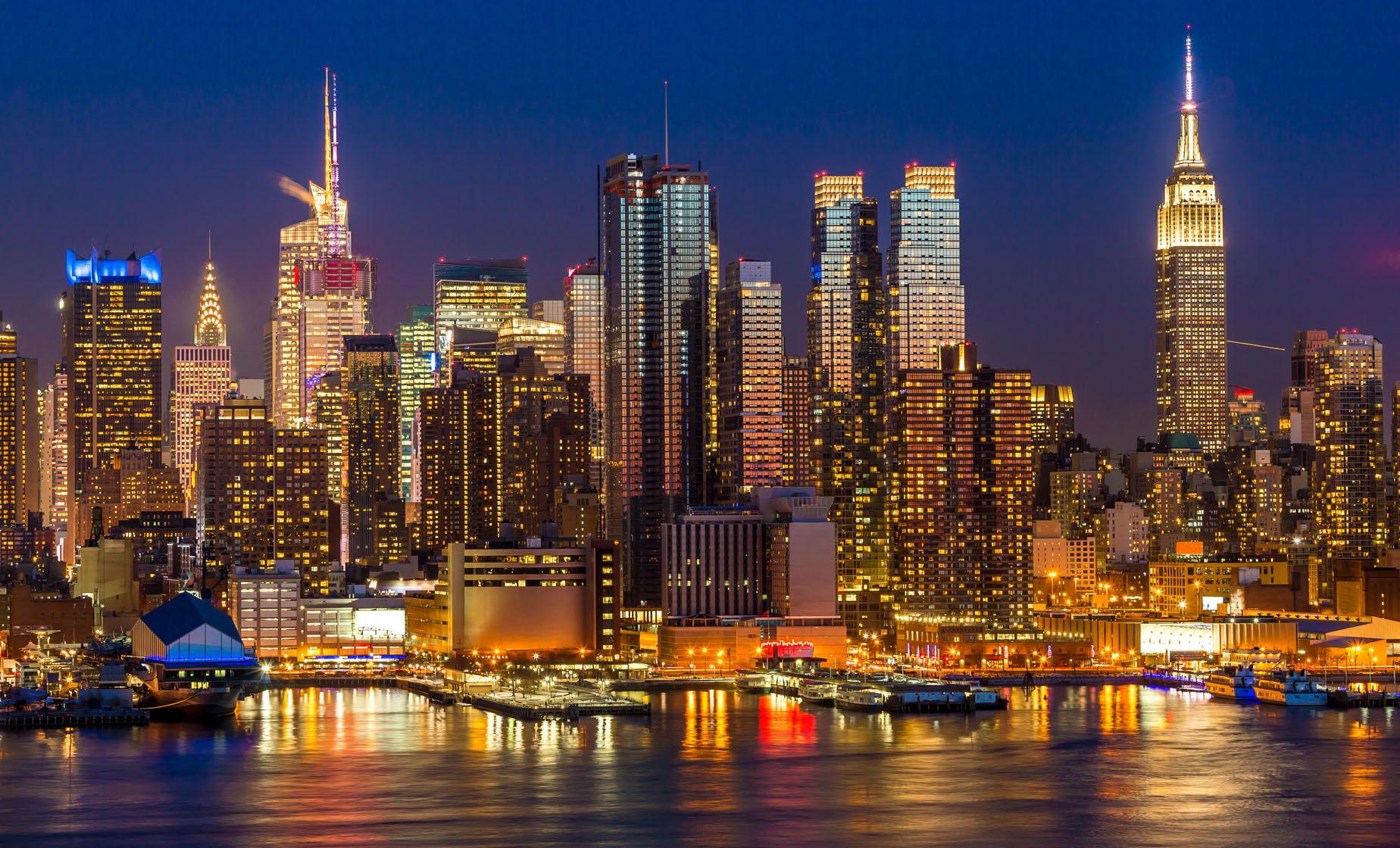 Harbor Lights Cruise down the Hudson River and East River in New York City