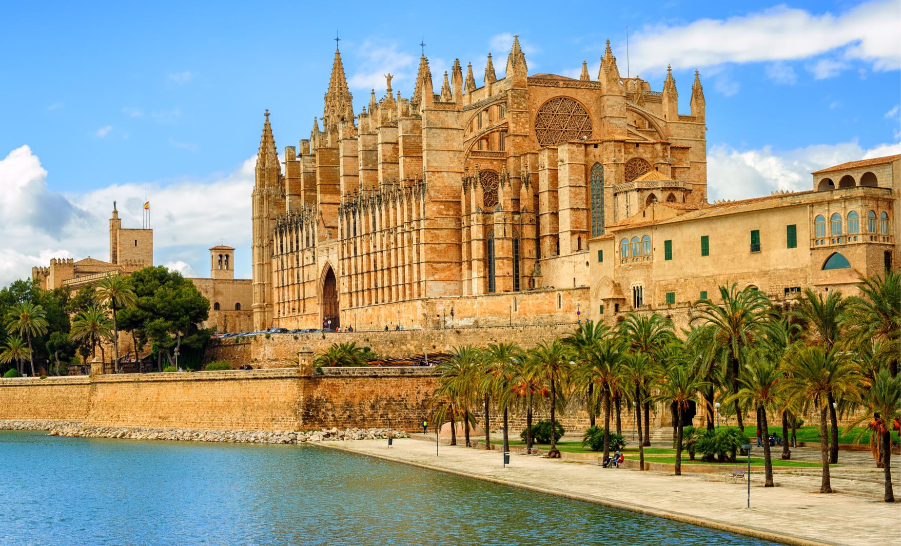 Historic Backstreets with Skip-the-Line Palma Cathedral and Wine Tasting