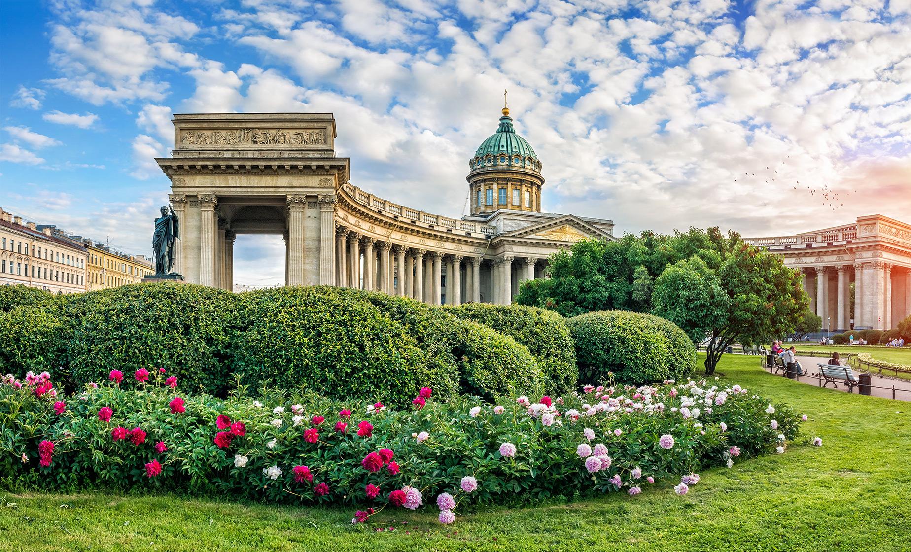 Private Best of St. Petersburg. Family Visit and Metro ride