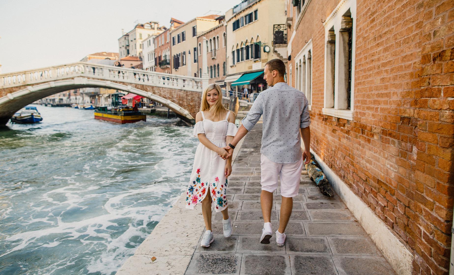 Illuminating Venice Walking Tour and Gondola Ride